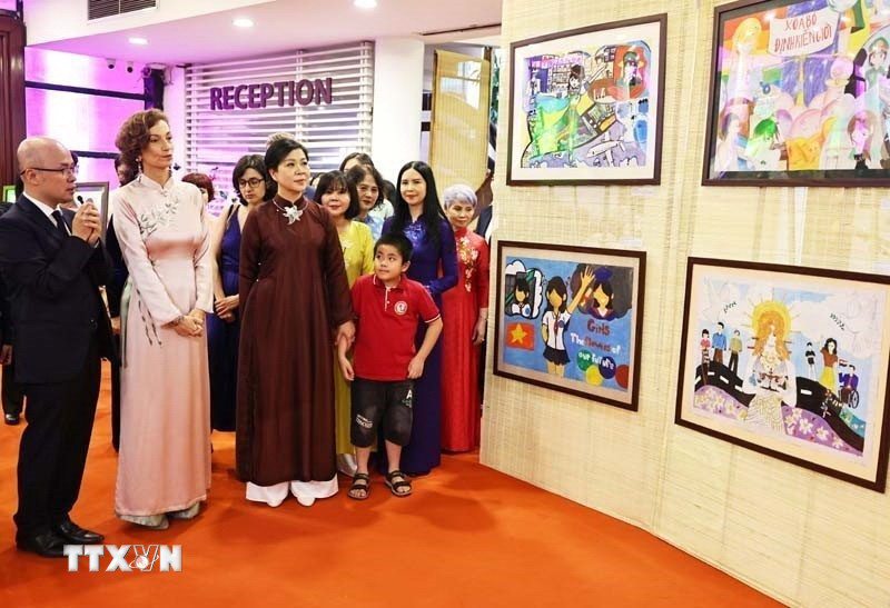 Phu nhân Tổng Bí thư, bà Ngô Phương Ly và Tổng Giám đốc Tổ chức Giáo dục, Khoa học và Văn hóa của Liên hợp quốc (UNESCO) Audrey Azoulay đến thăm Bảo tàng Phụ nữ Việt Nam - Ảnh: Minh Đức/TTXVN