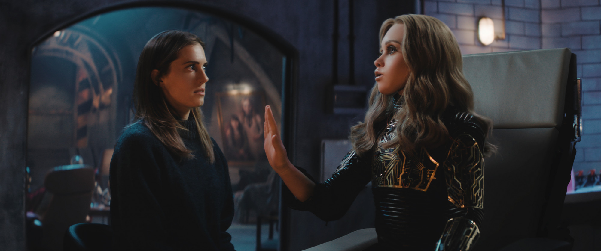 Diễn xuất của Allison Williams (trái) và Amie Donald (phải) vẫn là linh hồn của phần 2