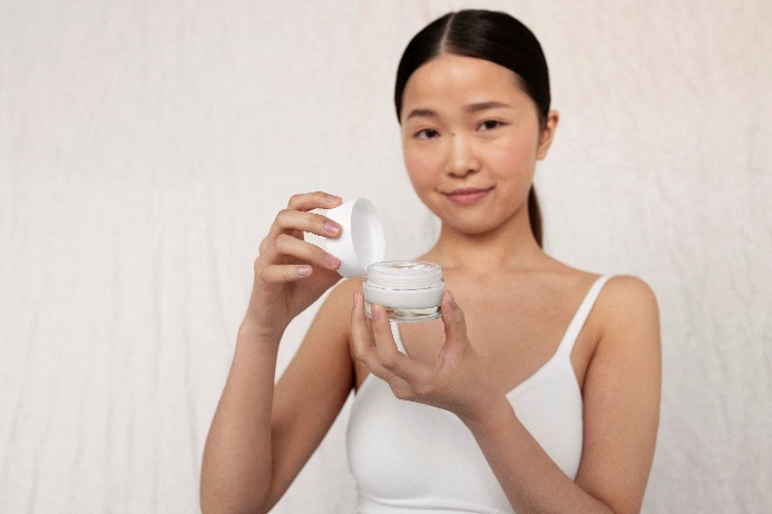 Dưỡng da cổ không cần phải có sản phẩm riêng, những sản phẩm như serum, lotion hay các loại kem dưỡng bạn đang sử dụng cho mặt hoàn toàn có thể dùng cho vùng cổ nếu không gây kích ứng. Sau bước dưỡng da mặt, bạn hãy thoa phần kem còn dư trên tay xuống cổ, tiếp theo sử dụng dùng lòng bàn tay vuốt nhẹ từ xương quai xanh lên đến cằm theo đường thẳng. Lặp lại động tác này từ 10 đến 15 lần để hỗ trợ tuần hoàn máu. Bạn có thể kết hợp massage với dầu dưỡng, thanh lăn hoặc đá lạnh để tăng hiệu quả và giúp thư giãn.