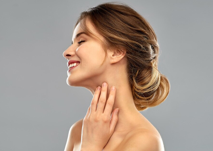Ngoài các bước dưỡng da, việc điều chỉnh một số thói quen cũng rất quan trọng. Giữ tư thế ngồi thẳng lưng, hạn chế cúi đầu liên tục khi làm việc và chọn gối có độ cao phù hợp khi ngủ sẽ giúp vùng cổ ít bị gập, giảm áp lực lên cơ da. Bạn cũng nên hạn chế tắm bằng nước quá nóng và tránh dùng khăn chà xát mạnh vào vùng cổ. Nên lau nhẹ bằng khăn bông mềm để giữ lại độ ẩm tự nhiên. Một vùng cổ được chăm chút đúng cách sẽ duy trì độ mịn và đàn hồi tốt hơn trong nhiều năm về sau.