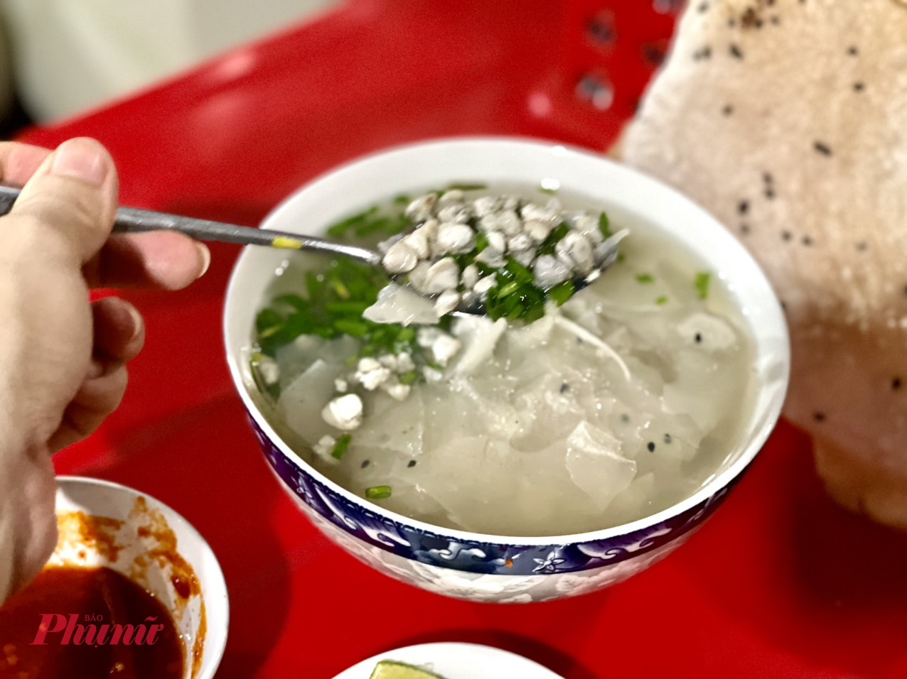 Những vị khách lạ được mời thưởng thức món, ban đầu đều ngạc nhiên, tò mò, sau nhận ra, món ngon đôi khi không đến từ tạo hình, nguyên liệu mà từ nỗi nhớ. 