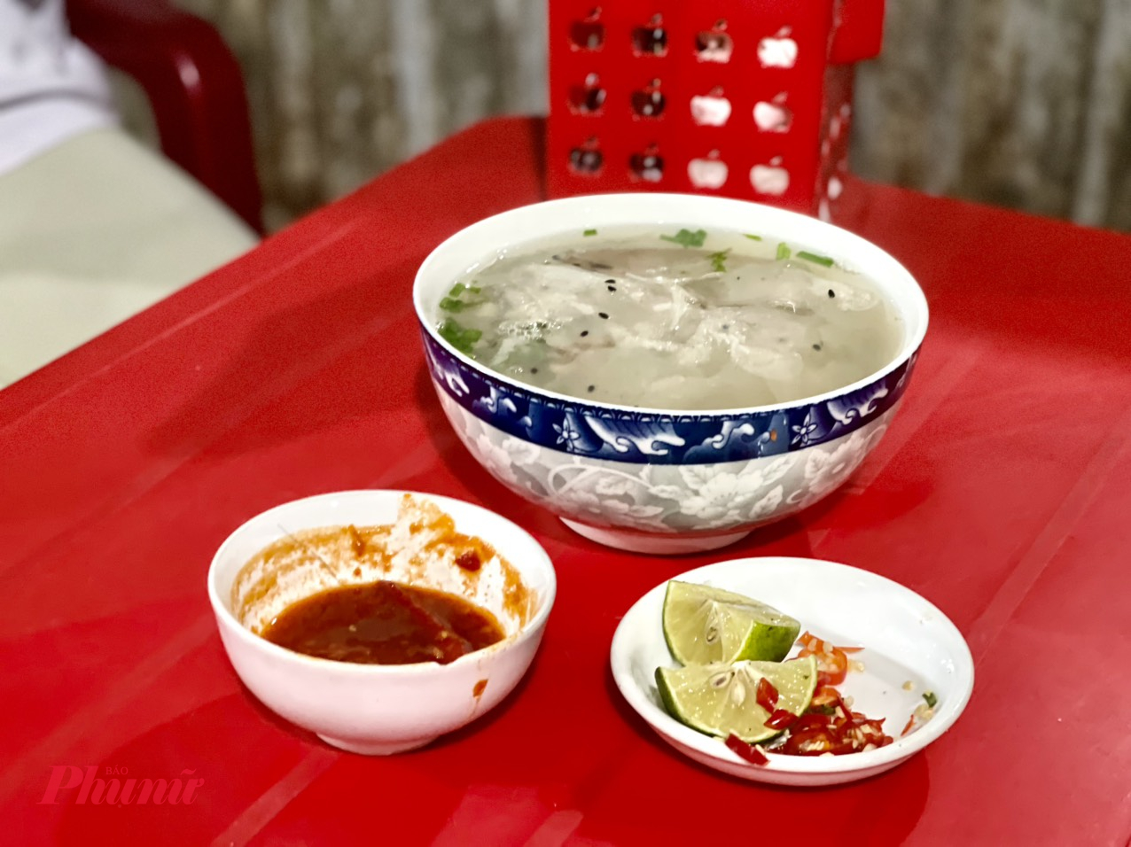 Khi điều kiện đi lại còn khó khăn, để phần nào xoa dịu nỗi nhớ quê, những người mẹ đã dùng hến để chế biến thành món don fake.