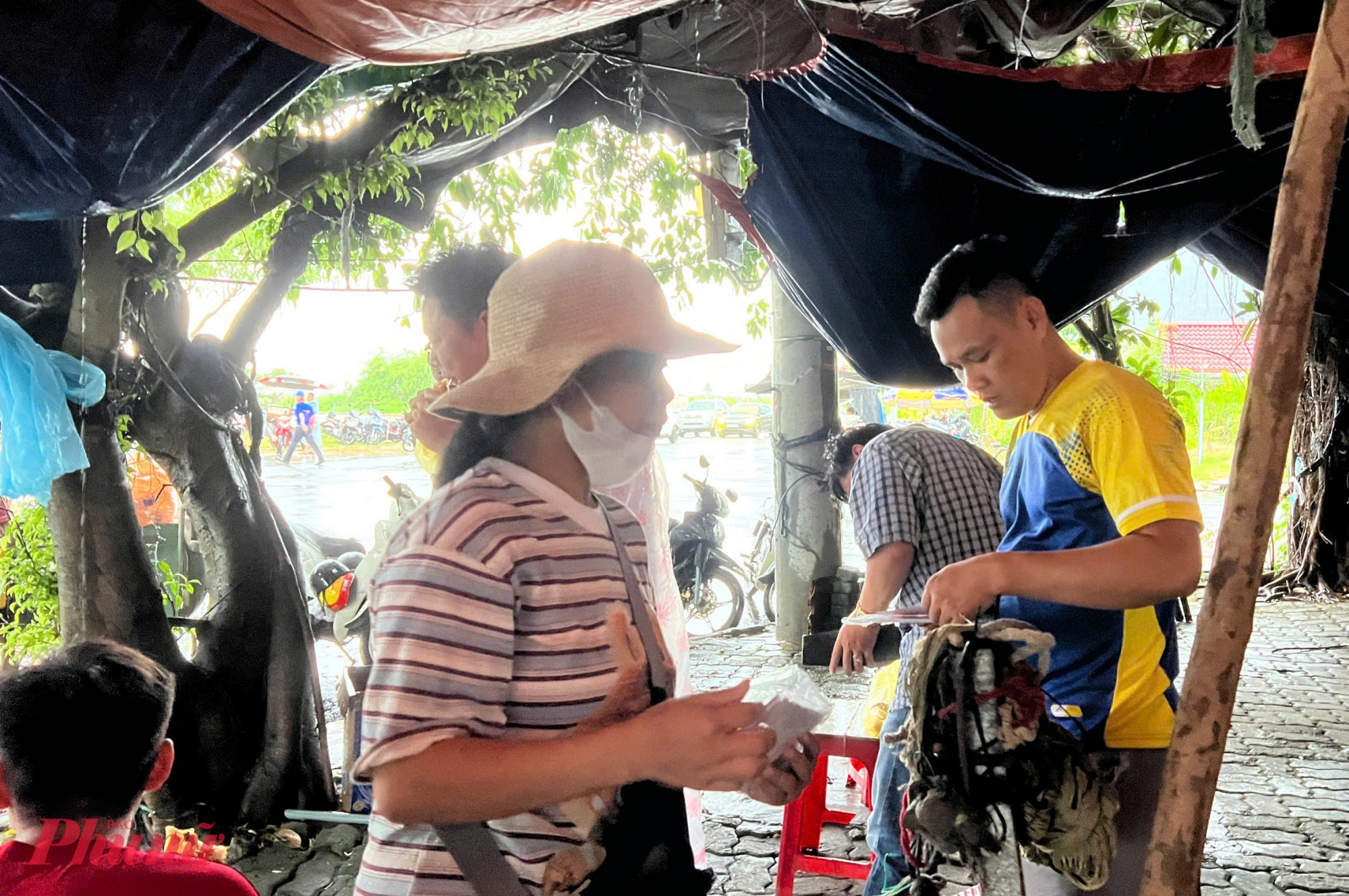 Cuối chiều 27/6, bên ngoài sân vận động Hoà Xuân, nhiều phe vé cầm từng xấp đi xả với giá thấp nhưng cũng ít người mua