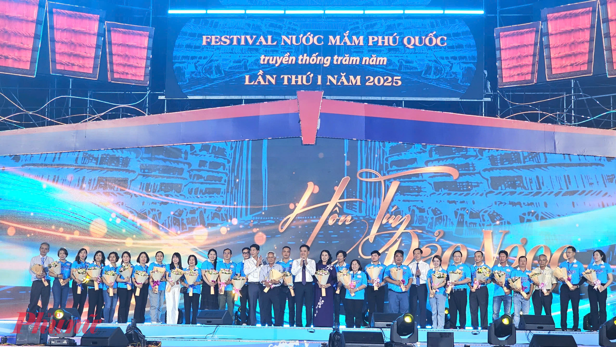 Lãnh đạo TP Phú Quốc tặng hoa cho các hội viên hội nước mắm Phú Quốc - Ảnh Phú Hữu