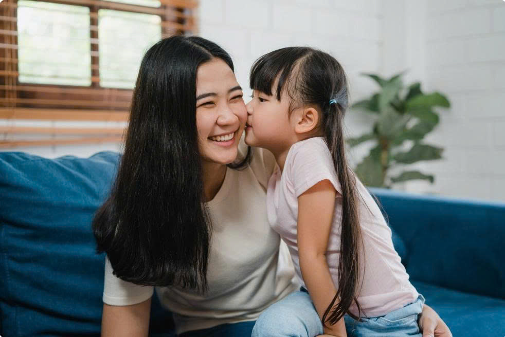 Sau những áp lực, Thảo chọn cách rời đi cùng con gái. Ảnh: Freepik