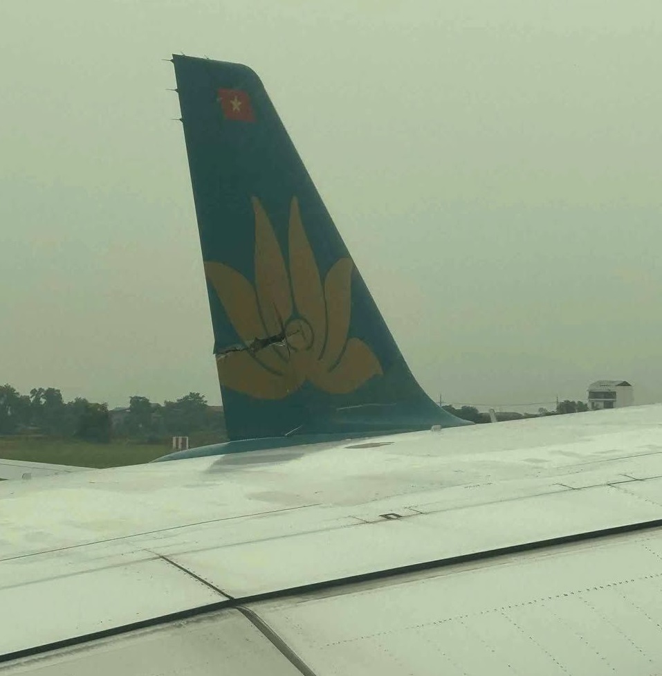Hình ảnh máy bay của Vietnam Airlines va chạm dẫn đến rách phần đuôi được lan truyền trên nhiều diễn đàn, mạng xã hội chiều ngày 27/6