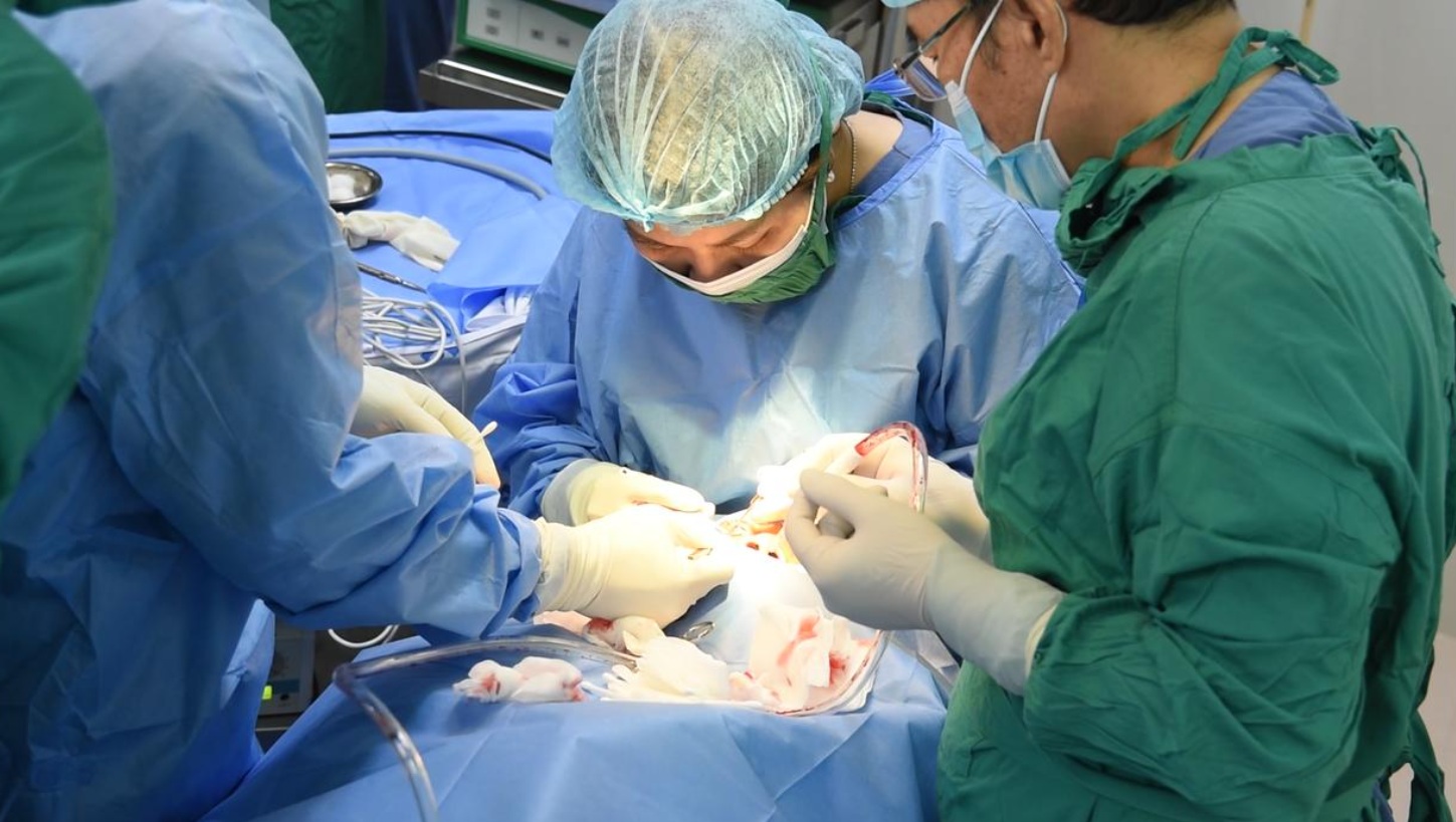 Ê-kíp bác sĩ xử lý dị vật cho anh Đ., Ảnh BVCC