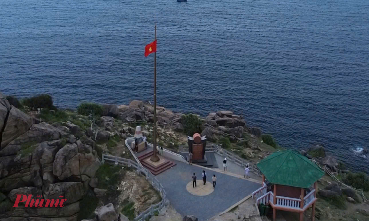 Đến với Phú Yên thì điều đầu tiên bạn không thể bỏ lỡ đó là ghé qua Mũi Điện - Cực Đông của Việt NamĐến với Phú Yên thì điều đầu tiên bạn không thể bỏ lỡ đó là ghé qua Mũi Điện - Cực Đông của Việt Nam, thuộc địa phận xã Hòa Tâm, thị xã Đông Hòa