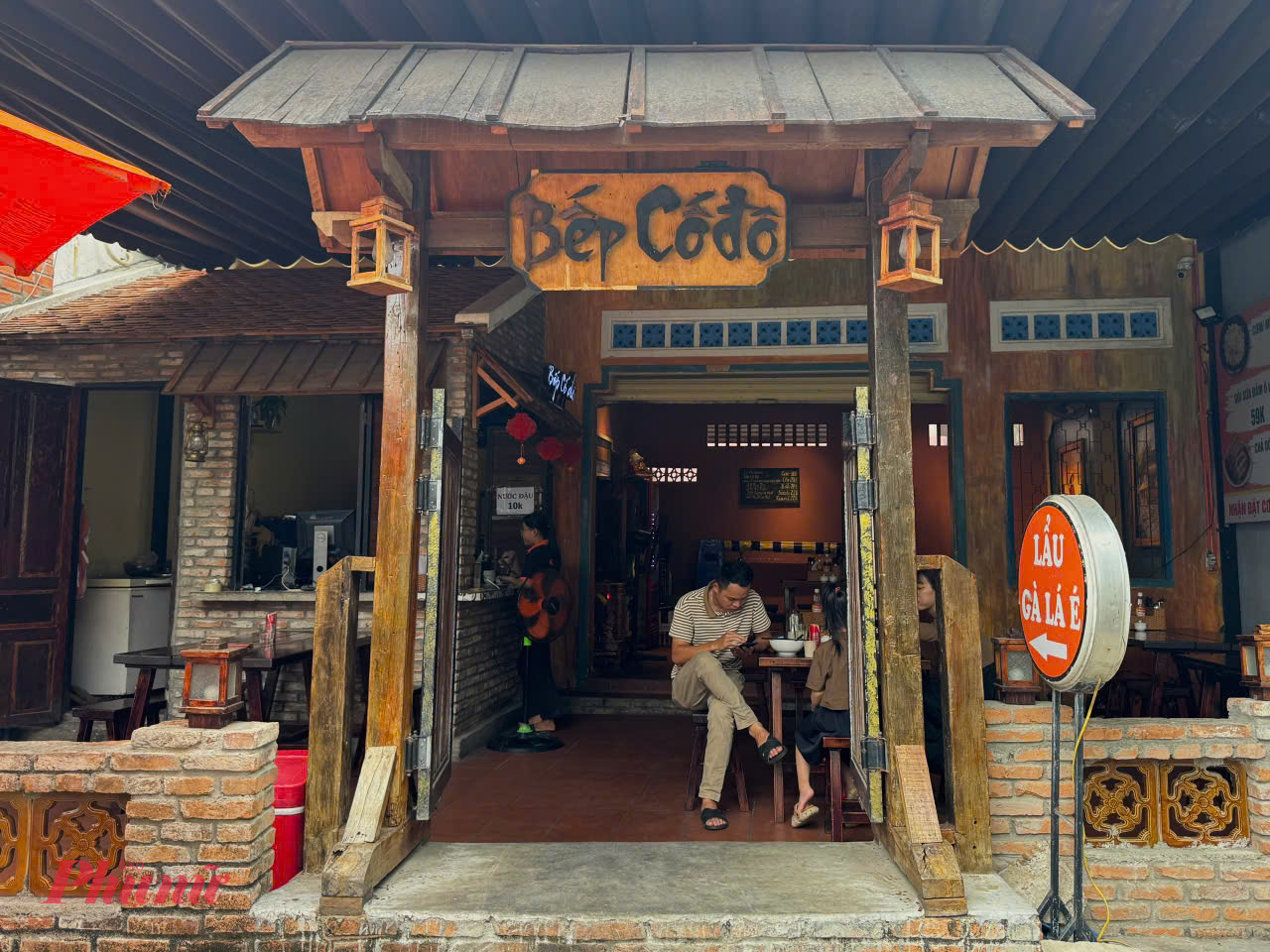 Sau khi dành cả buổi sáng để khám phá vẻ đẹp hùng vĩ của thiên nhiên nơi đây, bạn có thể quay lại trung tâm thành phố Tuy Hòa và ăn trưa tại Bếp Cố Đô (73 Đường Điện Biên Phủ, Phường7). 