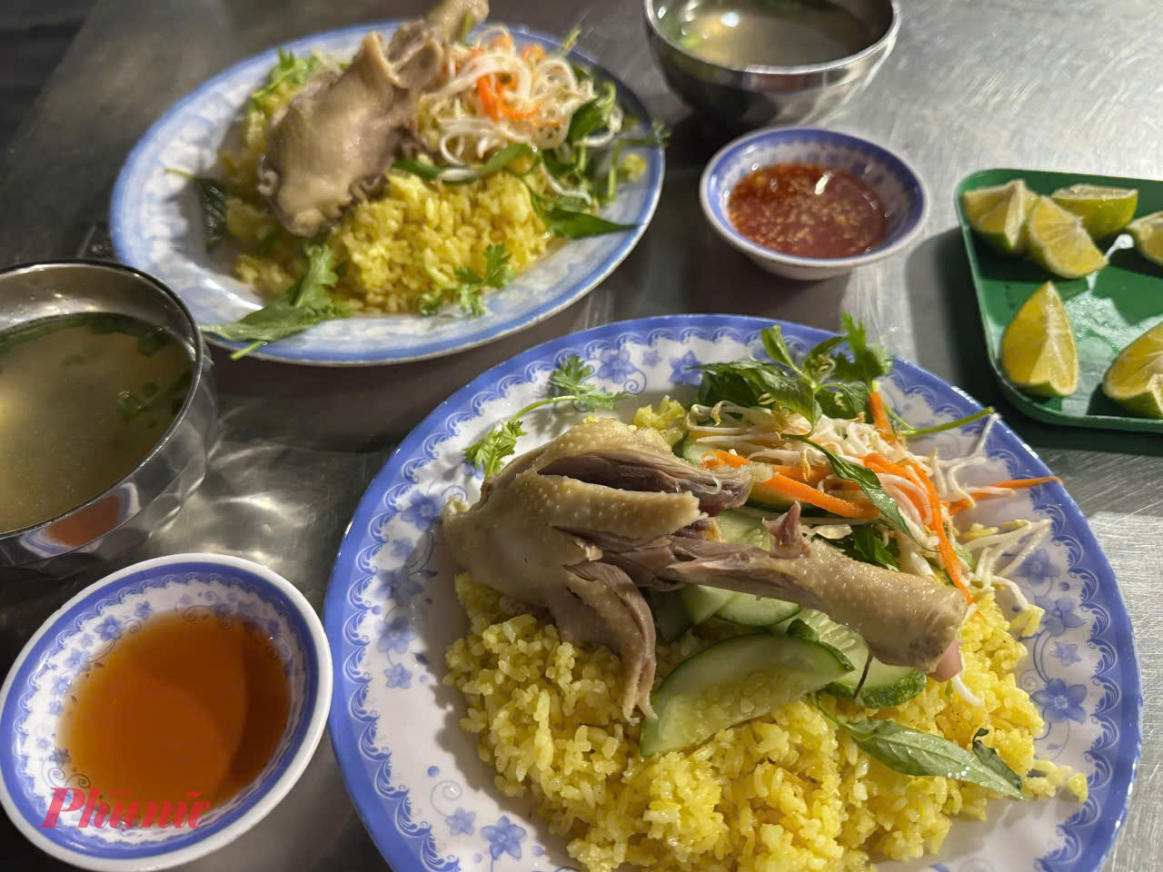 Nhắc về Phú Yên thì ta cũng không được quên về những món ăn đạc sắc nơi đây, đặc biệt là món cơm gà. Bạn có thể lượn lờ quanh các con phố, trải nghiệm nhịp sống nhẹ nhàng của người dân nơi đây, sau đó đến quán