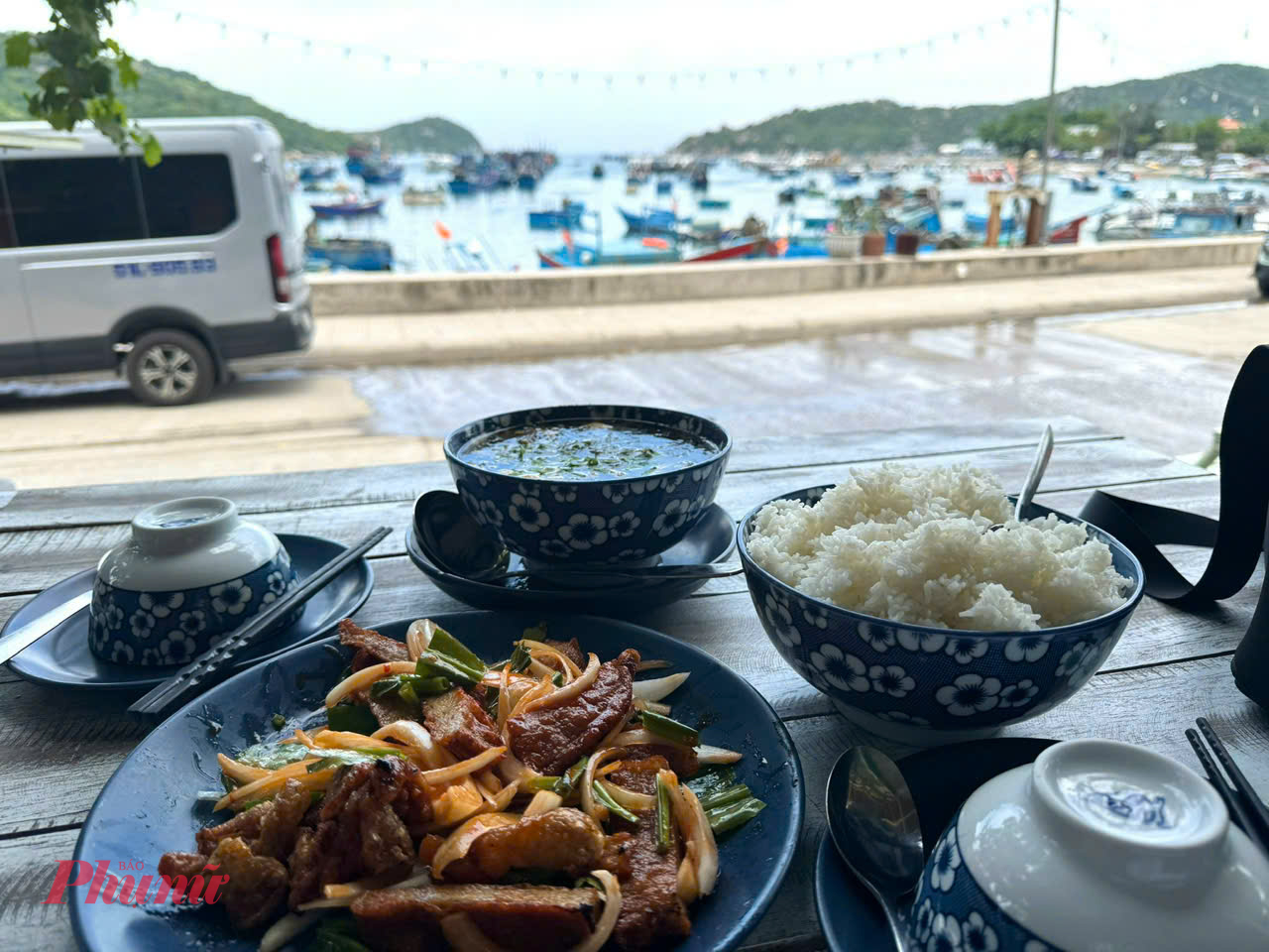 Không gian của quán rộng rãi, thoáng mát và rất sạch, các món ăn cũng đa dạng bao gồm nhiều loại hải sản tươi ngon. Một bữa ăn dành cho 3,4 người ăn sẽ có giá dao động khoảng 200.000 đồng. 