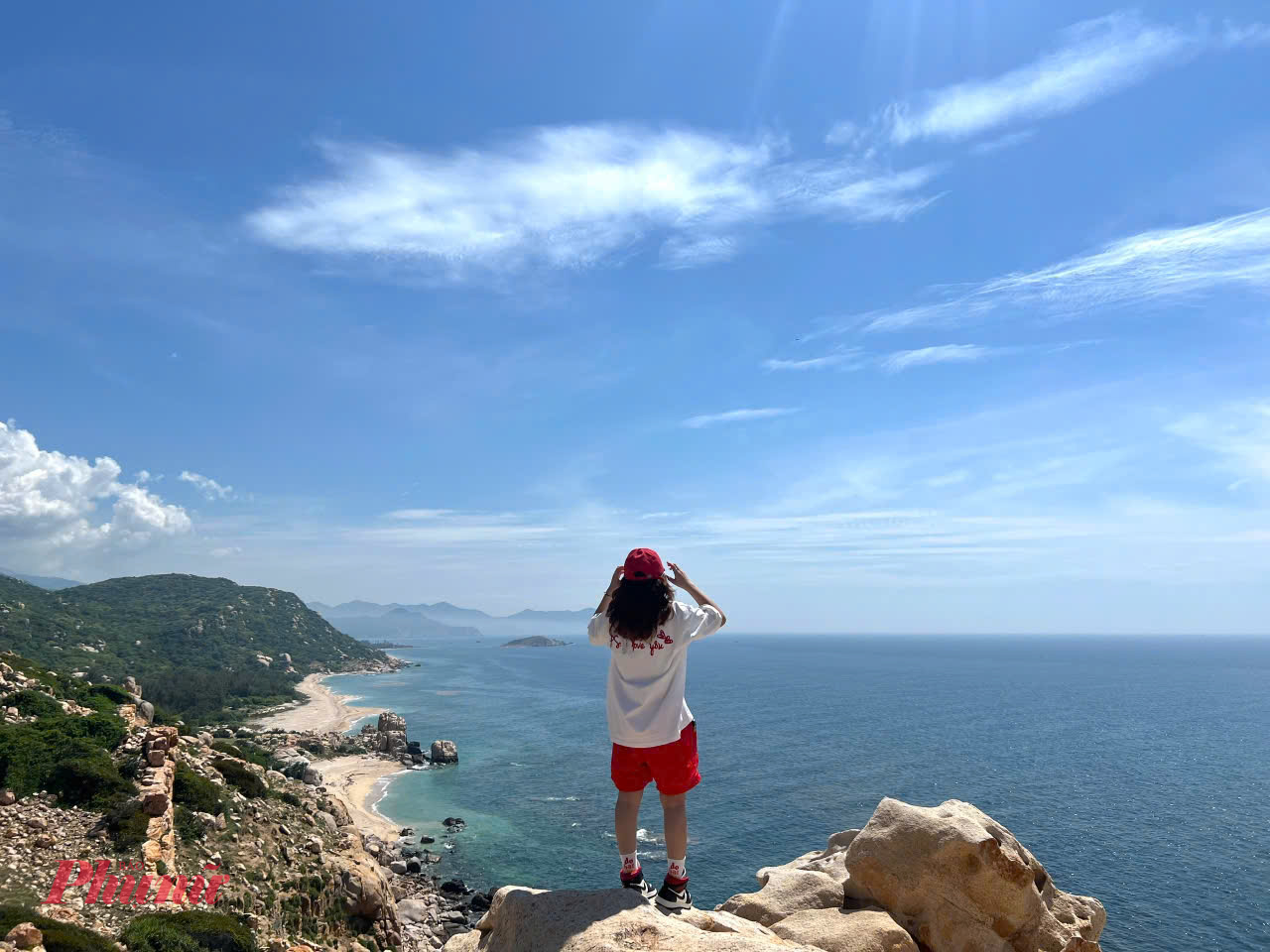 Từ Công viên đá Ninh Thuận, bạn có thể nhìn thấy được bãi biển, những hòn đảo phía xa, đồng thời cảm nhận làn gió biển trong lành sẽ tạo nên một cảm giác thư thái như hòa mình vào thiên nhiên.