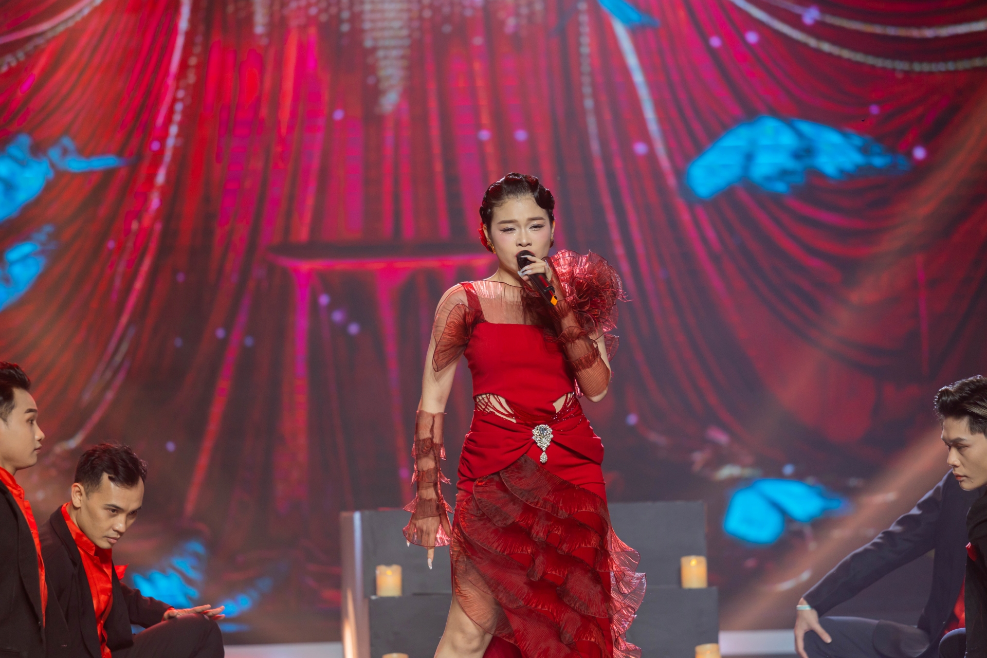 Trân Oanh dự thi trong đêm chung kết