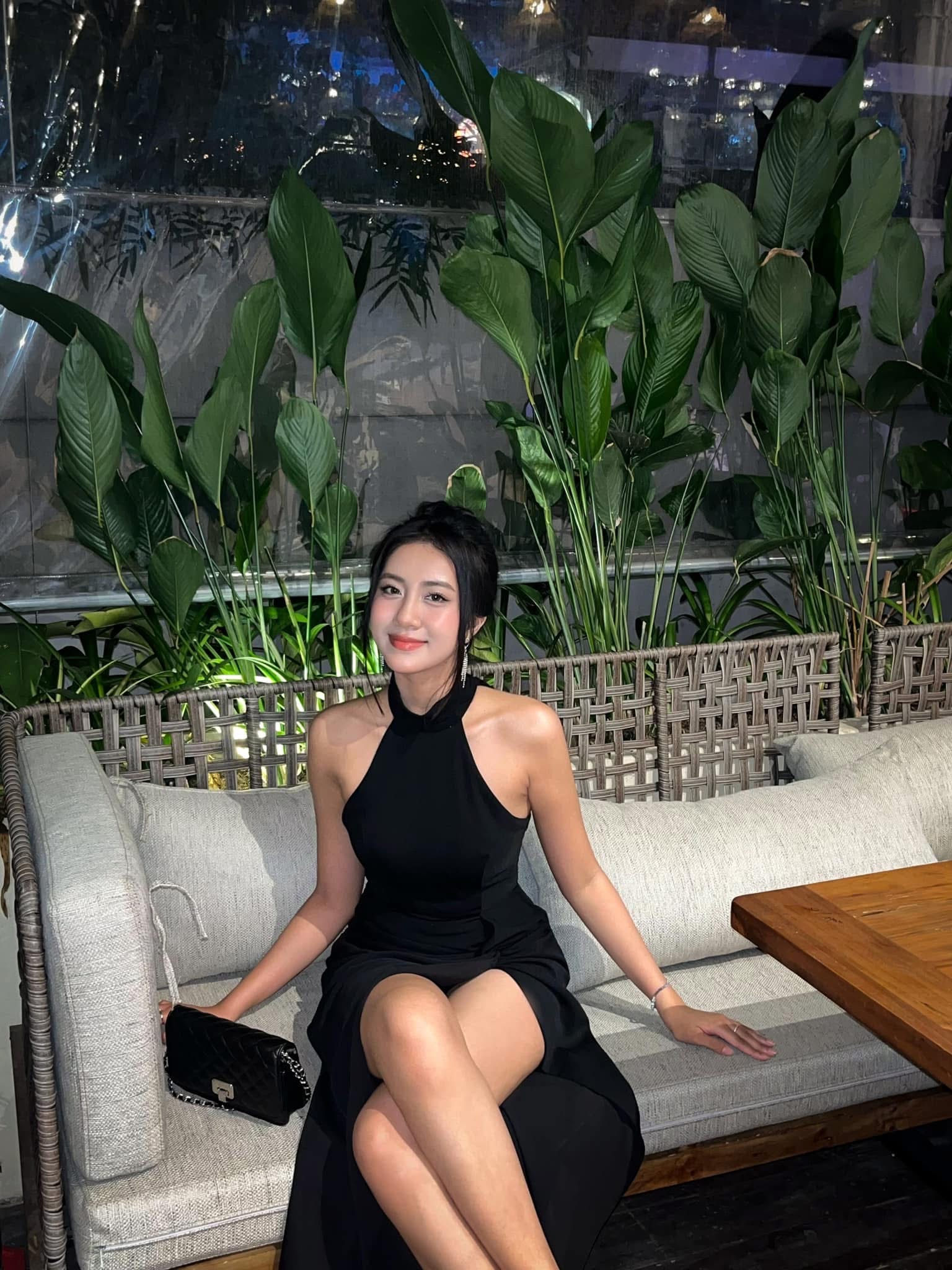 Đôi lúc cô nàng cũng biến hóa trở nên quyến rũ và trưởng thành hơn khi chọn Trúc Linh thể hiện sự trưởng thành và quyến rũ với phong cách thời trang thanh lịch, gợi cảm khi diện bộ váy đen cổ yếm mang đậm hơi hướng evening wear (thời trang dự tiệc). Thiết kế đơn giản nhưng hiệu quả trong việc tôn dáng và tạo thần thái sang chảnh cho người đẹp.