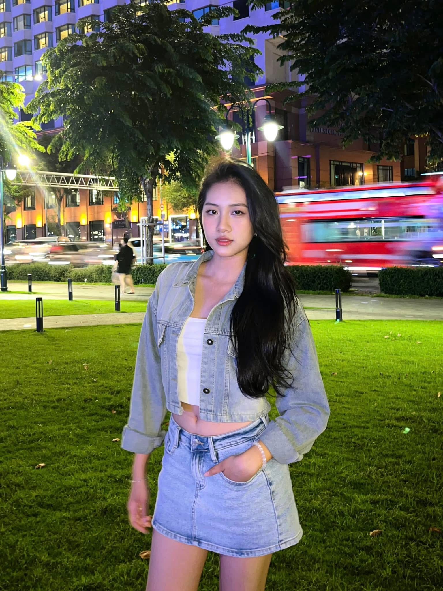 Ở đời thường, Hà Trúc Linh ngoài đời lại theo đuổi phong cách thời trang hiện đại, trẻ trung và đầy cá tính.