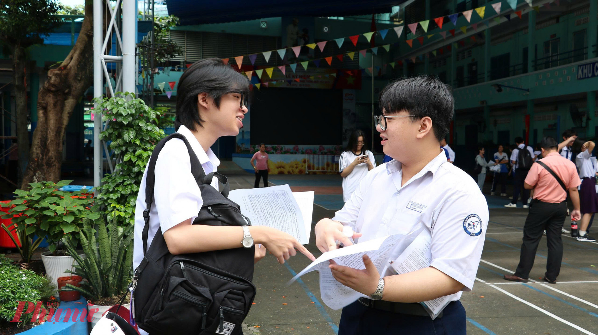 Thí sinh hồ hởi kết thúc môn thi tự chọn Thí sinh bàn luận, chia sẻ thông tin sau 2 môn thi tự chọn - Ảnh: Trang Thư