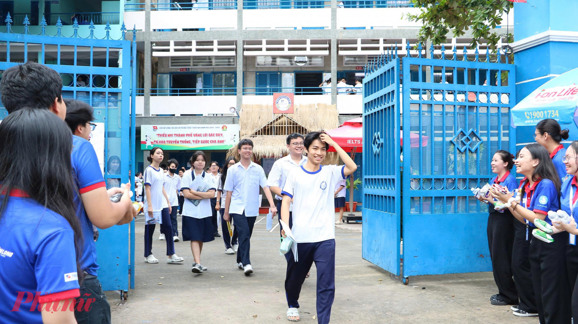 Thí sinh hồ hởi kết thúc môn thi tự chọn Thí sinh hồ hởi ra khỏi các điểm thi sau 2 môn thi cuối cùng - Ảnh: Trang Thư