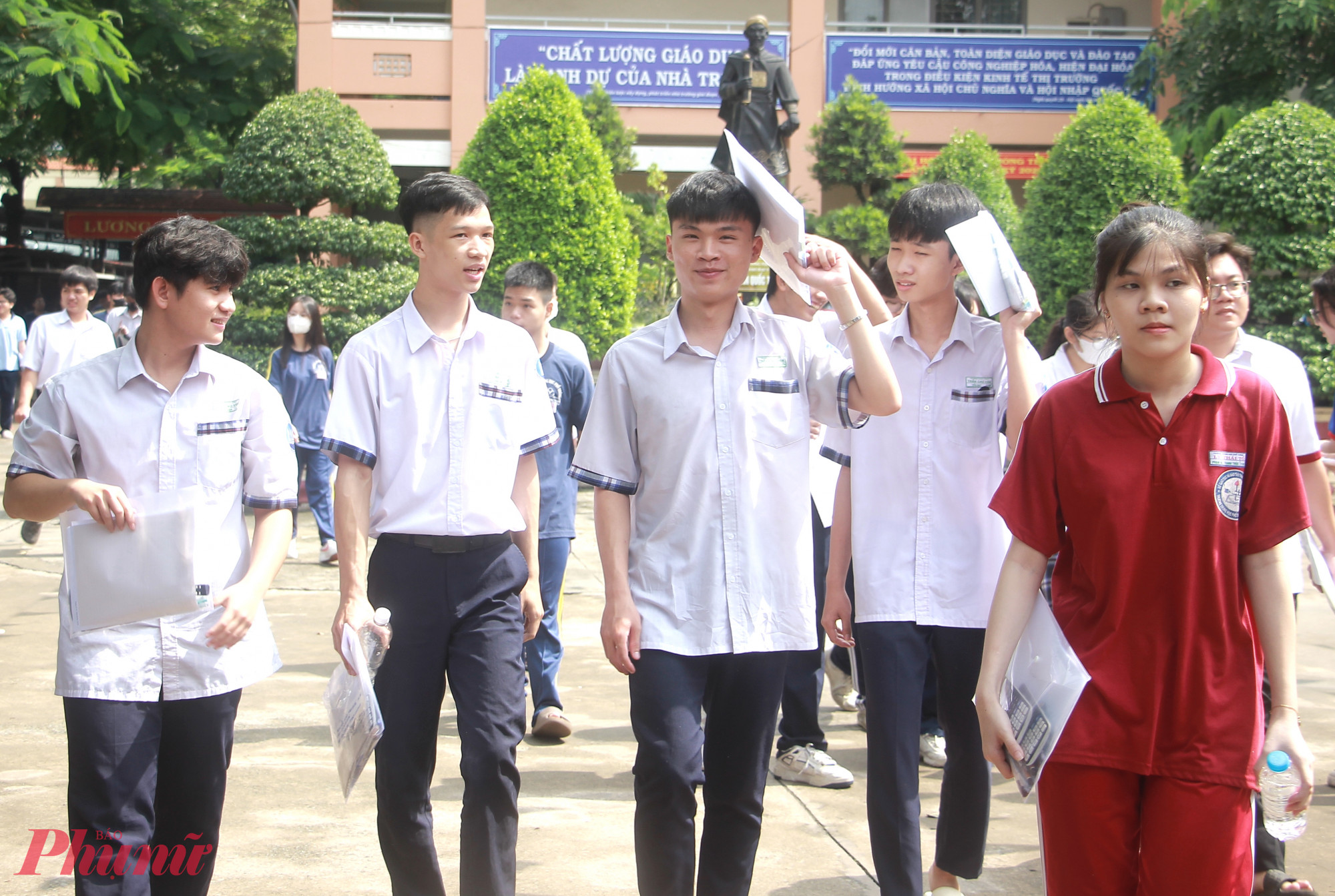 Thí sinh hồ hởi kết thúc môn thi tự chọn Thí sinh 2k7 đã hoàn thành 2 môn tự chọn vào sáng 27/7, kết thúc kỳ thi tốt nghiệp THPT 2025 - Ảnh: Nguyễn Loan