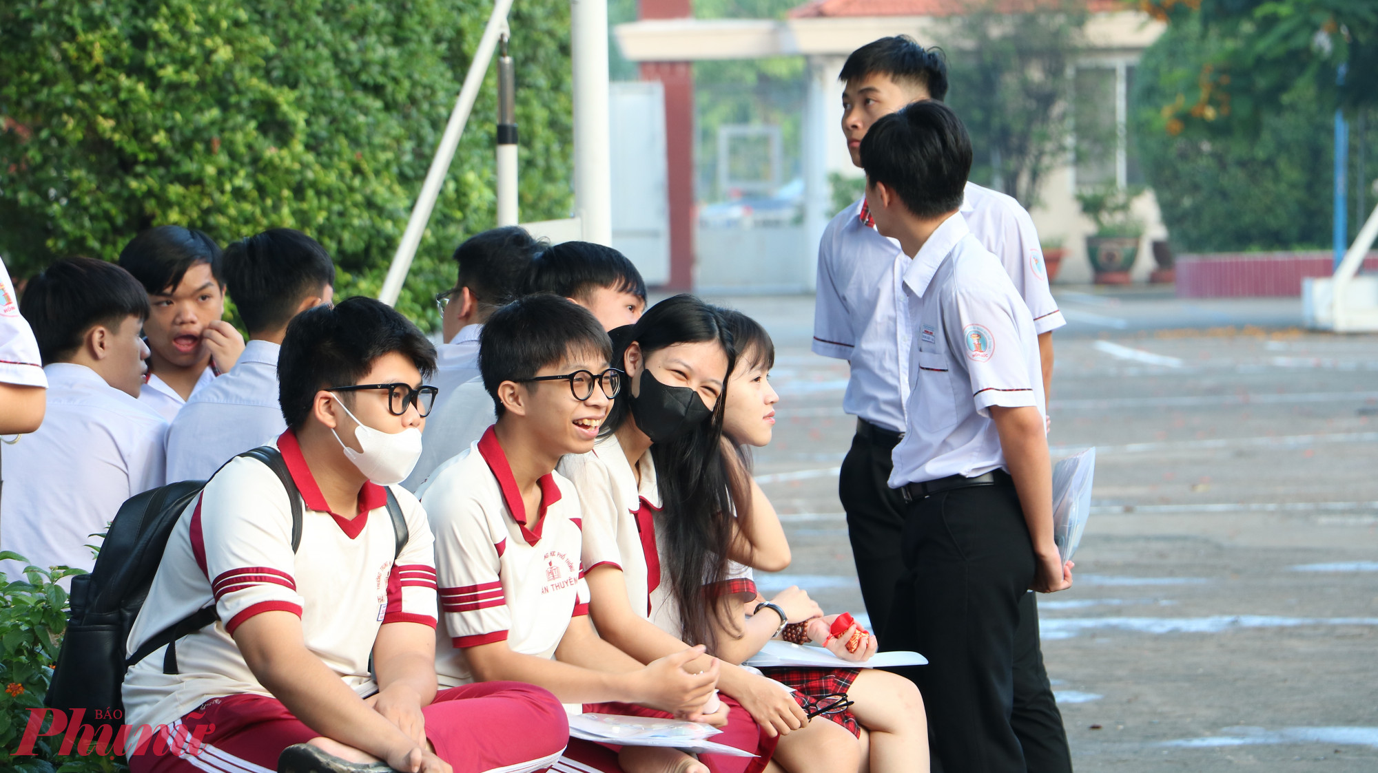 Thí sinh tại điểm thi Trường THPT Phú Nhuận trò chuyện trước giờ thi - Ảnh: Trang Thư