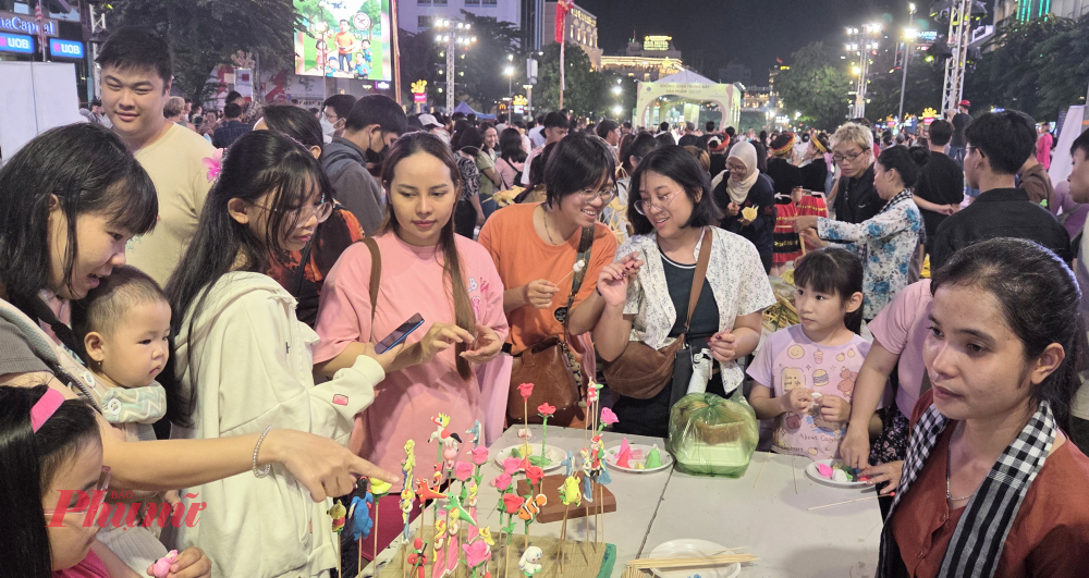Các em nhỏ thích thú với gian hàng tò he.