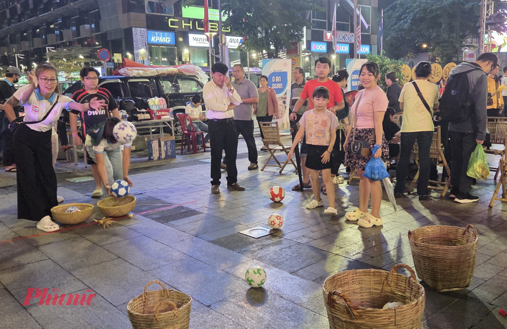 Các gian hàng trò chơi dân gian thu hút nhiều bạn trẻ.