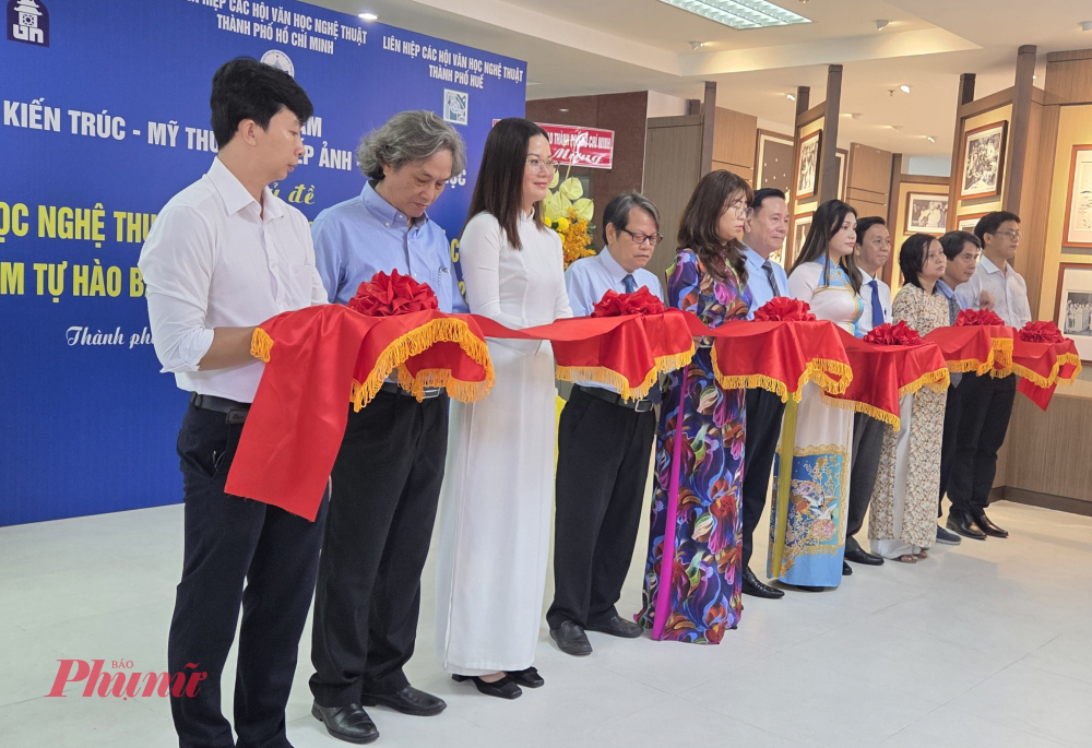 Lãnh đạo liên hiệp các hội văn học nghệ thuật 3 thành phố cắt băng khai mạc triển lãm.