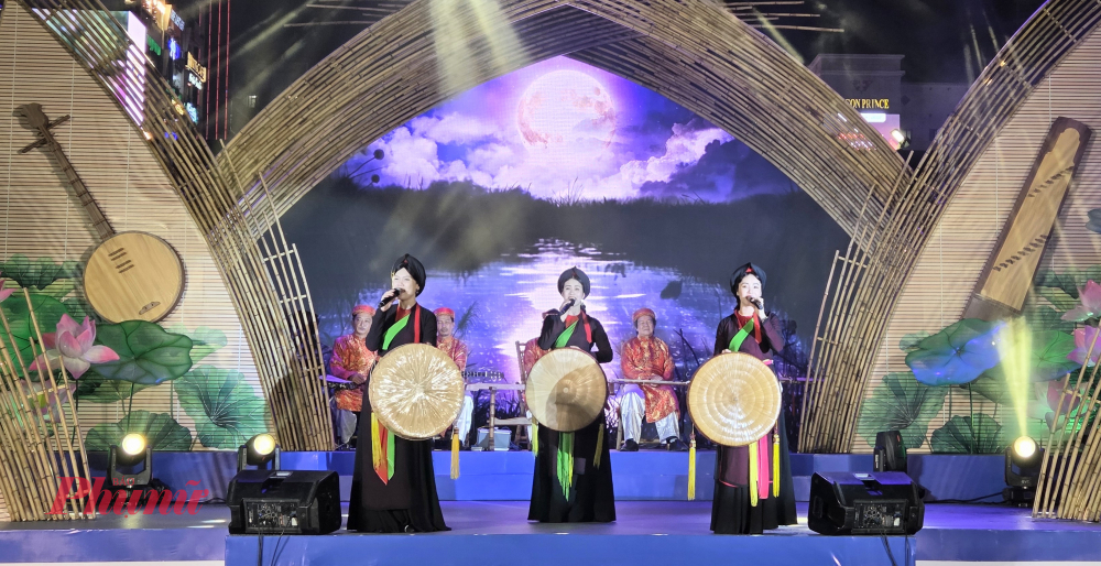 Giữa lòng đô thị phương Nam bỗng vang vọng làn điệu Quan họ ngọt ngào trữ tình.