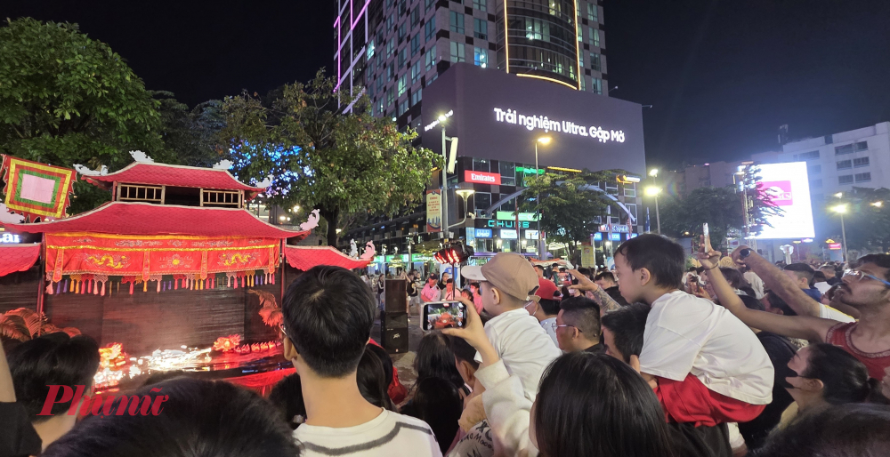 Ngoài các loại hình diễn xướng dân gian, nghệ thuật múa rối nước cũng bén rễ và phát triển mạnh tại TPHCM.