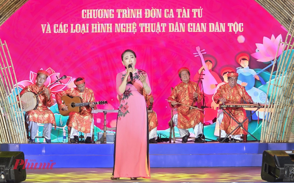 NSƯT Quỳnh Hương mang đến câu vọng cổ da diết của vùng đất phương Nam.