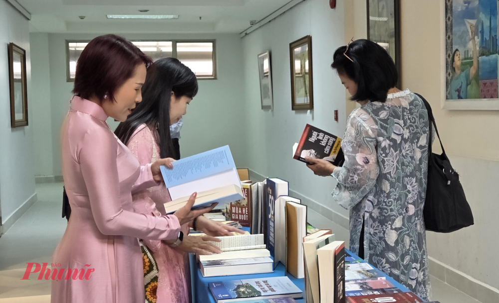 Các đại biểu xem tác phẩm triển lãm.
