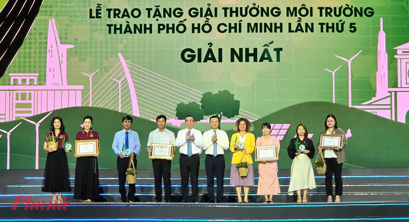 Phó bí thư Thành ủy, Chủ tịch Ủy ban MTTQ Việt Nam TPHCM Nguyễn Phước Lộc; Phó Chủ tịch UBND TPHCM Bùi Xuân Cường trao 32 Giải thưởng môi trường TPHCM, lần 5 của UBND TPHCM cho các tập thể, cá nhân