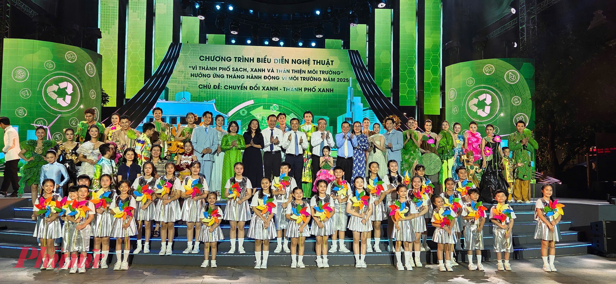 Lãnh đạo TPHCM và các đại biểu chụp hình 