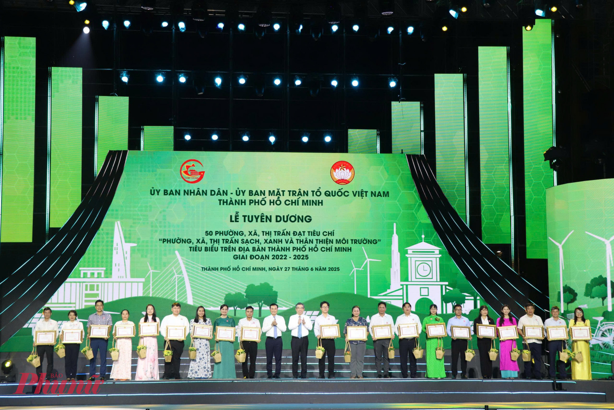 Phó bí thư Thành ủy, Chủ tịch Ủy ban MTTQ Việt Nam TPHCM Nguyễn Phước Lộc; Phó Chủ tịch UBND TPHCM Bùi Xuân Cường - tuyên dương 50 phường, xã đạt tiêu chí “Phường, xã, thị trấn sạch, xanh và thân thiện môi trường” tiêu biểu trên địa bàn TPHCM