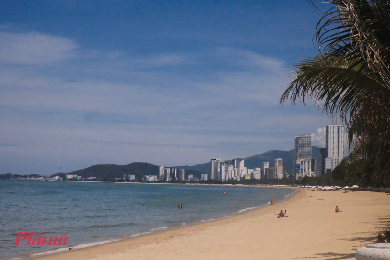 Nha Trang vào những ngày tháng 6 là sự kết hợp của cái năng oi ả ngày hè và những cơn gió biển mát mẻ, tuy nhiên thời điểm này trong năm trời thường có những cơn mưa nhẹ vào giữa trưa nên bạn cần hạn chế ra ngoài ở thời điểm này trong ngày.
