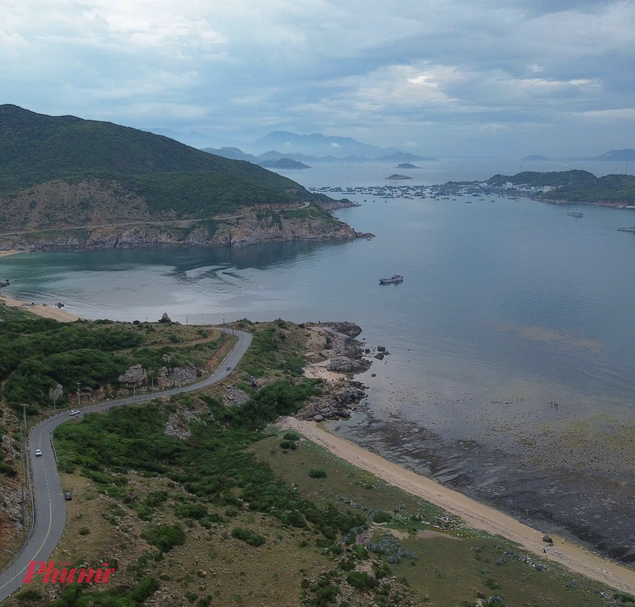 Để đến được thành phố Nha Trang, tỉnh Khánh Hòa, bạn có thể chọn xuất phát từ Thành phố Hồ Chí Minh, sau đó dừng chân một hôm tại thành phố Phan Thiết hoặc Vịnh Vĩnh Hy một đêm, sau đó bắt đầu đi đến Nha Trang vào sáng ngày hôm sau. Nếu đi bằng xe máy thì bạn có thể men theo Quốc Lộ 1A, sau đó tiếp tục đi theo cung đường ven biển với những góc check-in triệu đô để tới được địa phận Khánh Hòa.