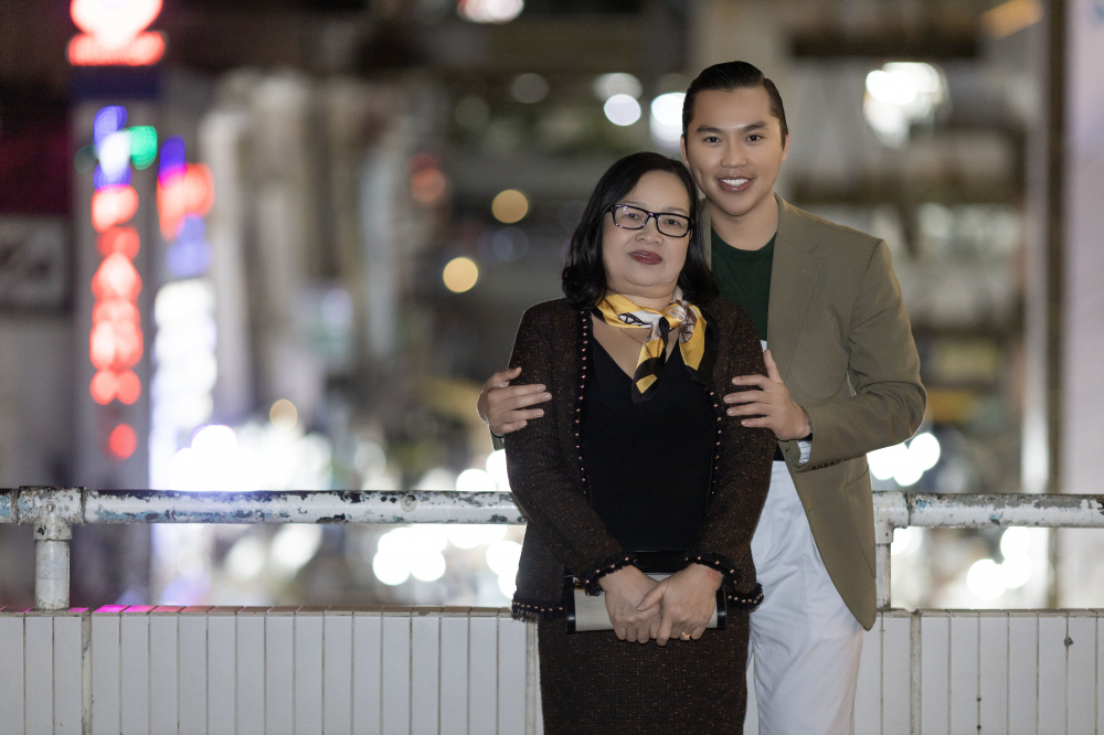 (Tác giả và mẹ của mình - người bạn đồng hành của tác giả qua chặng đường trưởng thành của anh)
