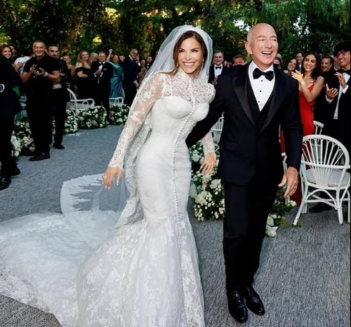 Tỷ phú Jeff Bezos và bà Lauren Sánchez dự định tổ chức tiệc cưới dài 3 ngày tại Venice (Italy). Cặp đôi có mặt tại Italy từ ngày 25/6 và thu hút truyền thông quốc tế.  Hôn lễ của cặp đôi quyền lực có sự tham gia của nhiều ngôi sao nổi tiếng thế giới và sự kiện chính sẽ được tổ chức tại đảo San Giorgio Maggiore vào ngày 27/6. 