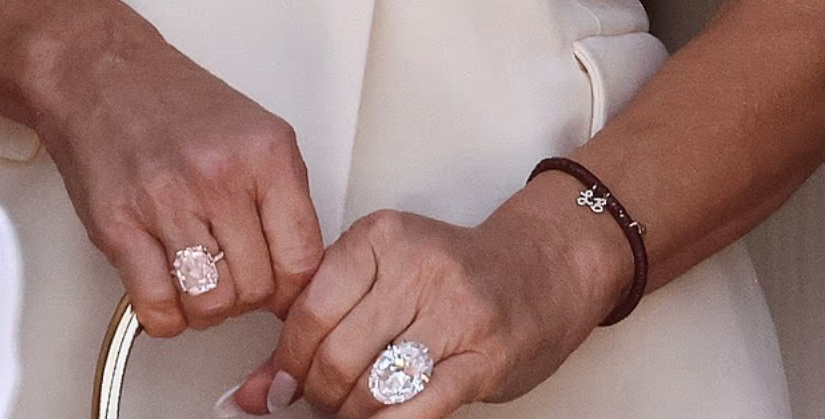 Viên kim cương hồng 30 carat trị giá 3 triệu đô la, được Bezos tặng khi anh ấy cầu hôn cô ấy hai năm trước, đã được chuyển sang tay phải của cô ấy... và thay vào đó là một viên kim cương lớn hơn, màu trắng rực rỡ, ước tính khoảng 35 carat và trị giá 8-10 triệu đô la
