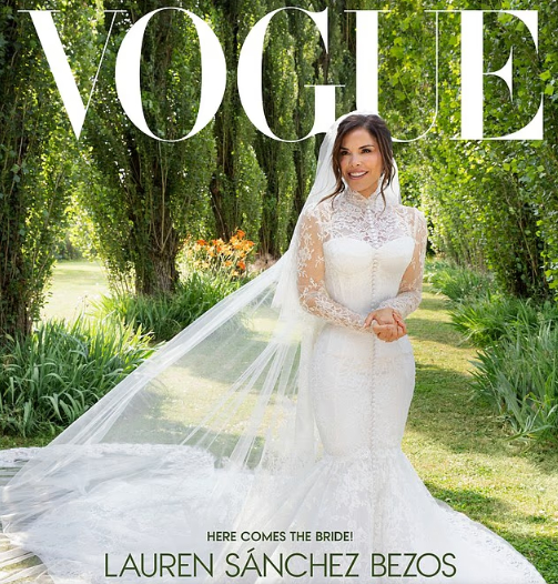 Trong ảnh, bà và tỷ phú Jeff Bezos cười tươi khi sánh bước bên nhau trong lễ cưới. Vogue cho biết Lauren Sánchez mặc váy cưới thắt eo theo phong cách nàng tiên cá do thương hiệu Dolce & Gabbana thiết kế riêng, đeo đôi bông tai từ nhà mốt.Chiếc váy có ren tay, tay áo hoa, vạt áo bó sát, đường viền cổ cao, váy dài bồng bềnh với đoàn tàu khổng lồ và cúc áo ở phía trước