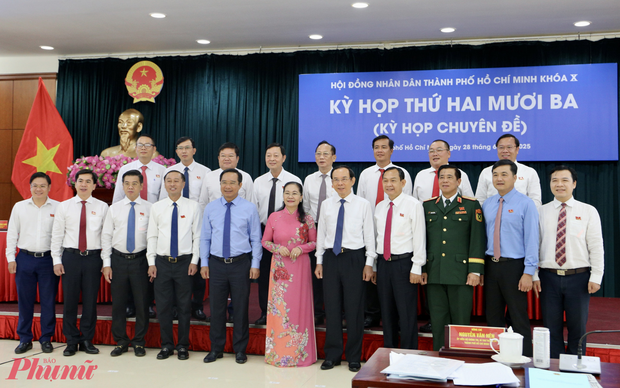 Bí thư Thành ủy TPHCM Nguyễn Văn Nên chụp hình kỷ niệm cùng đại biểu tại kỳ họp - Ảnh: Thanh Tâm