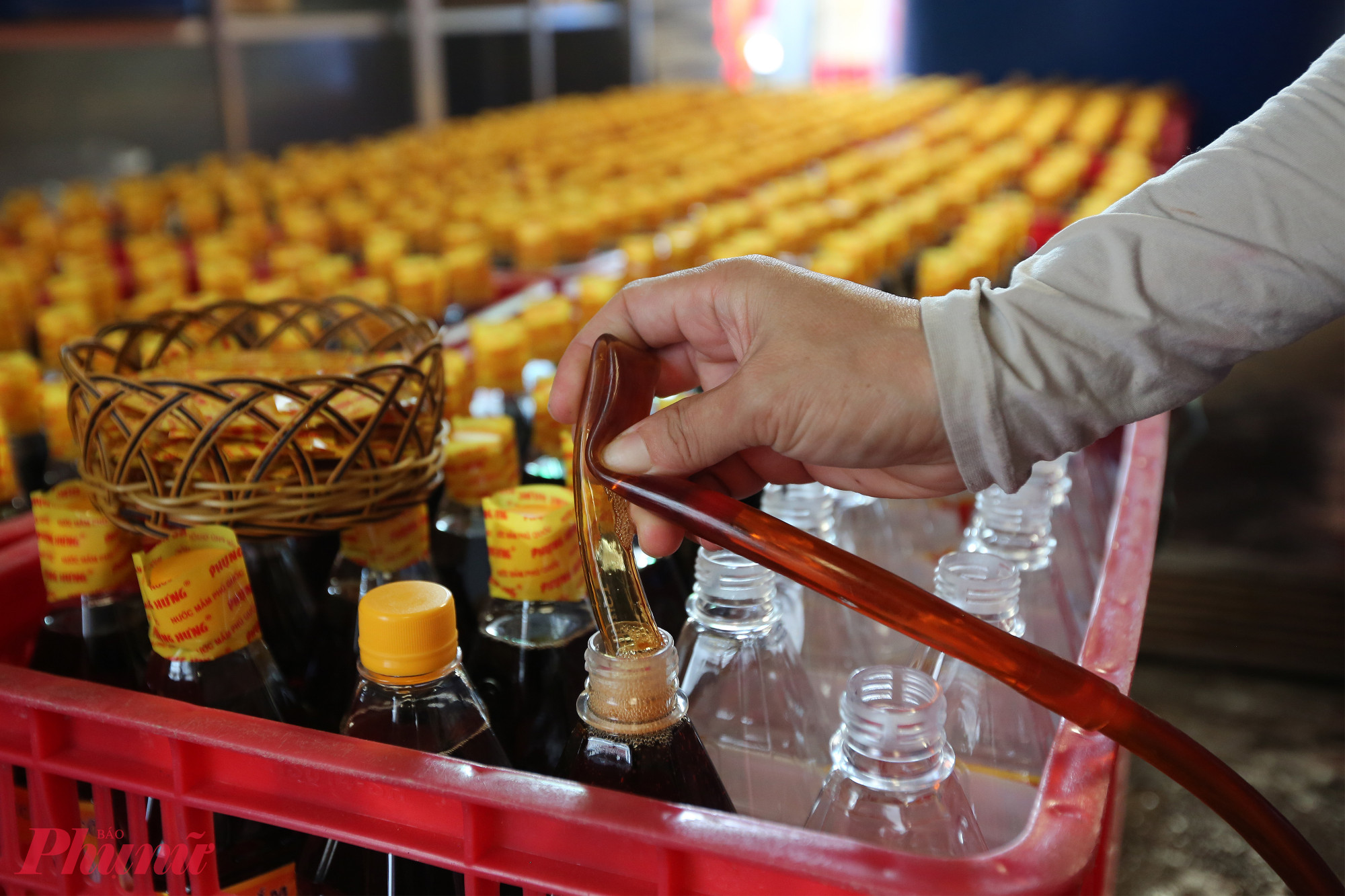 Người tiêu dùng cần phân biệt nước mắm chỉ dẫn địa lý Phú Quốc và nước mắm điều vị - Ảnh Phú Hữu