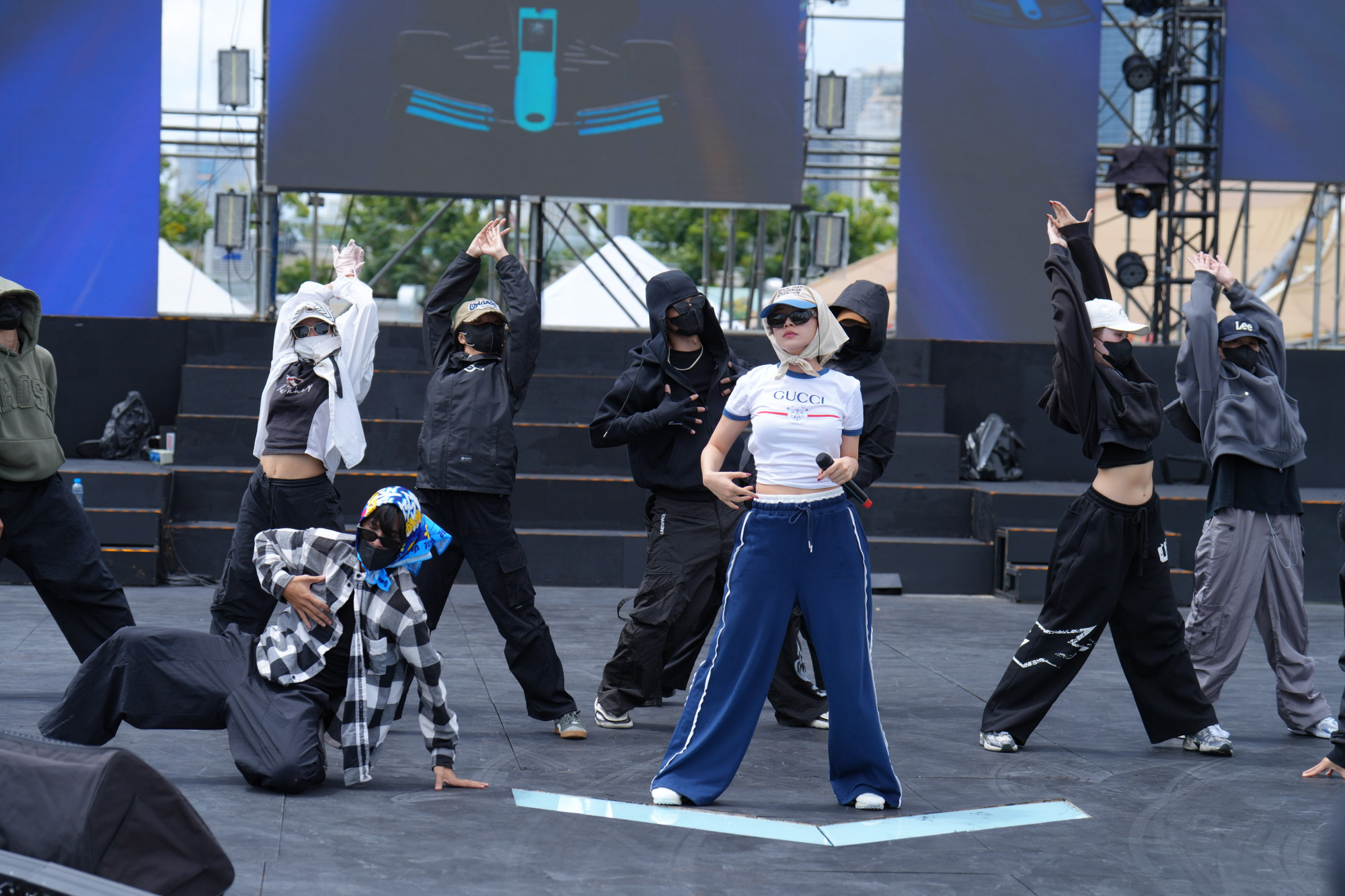 Tổng thể outfit mà Chi Pu diện khi chạy chương trình khá đơn giản nhưng vẫn tôn được vóc dáng của nữ ca sĩ. Theo tiết lộ của ban tổ chức sự kiện GAMA Music Racing Festival Trong Dù chỉ là buổi tổng duyệt dưới thời tiết nắng nong oi bức, nhưng phần trình diễn của Chi Pu đã thể hiện rõ tinh thần chuyên nghiệp, chỉn chu và đầy bứt phá. Fan của Chi Pu cũng đến rất đông để cổ vũ, tạo nên không khí sôi động ngay từ lúc tổng duyệt. Những tiếng hò reo, banner cổ động và sự háo hức của khán giả càng khiến phần rehearsal của Chi trở nên “nóng” hơn bao giờ hết.  Sự đầu tư nghiêm túc của Chi Pu không chỉ tạo điểm nhấn tại rehearsal mà còn hứa hẹn mang đến một sân khấu bùng nổ, khiến khán giả không thể rời mắt trong đêm diễn chính thức.