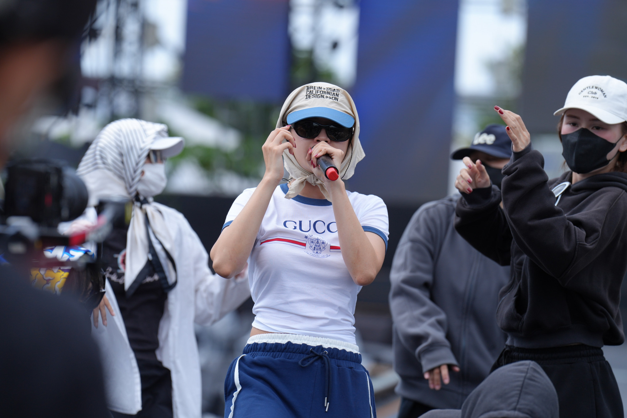 Chi Pu xuất hiện giản dị tại buổi tập luyện cho đêm nhạc GAMA Music Racing Festival 