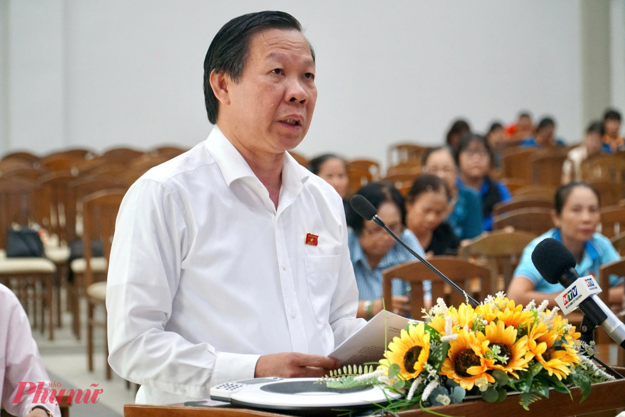 Ông Phan Văn Mãi, Chủ nhiệm Ủy ban Kinh tế và Tài chính Quốc hội trả lời ý kiến của cử tri tại buổi lễ tiếp xúc - Ảnh: Thanh Tâm
