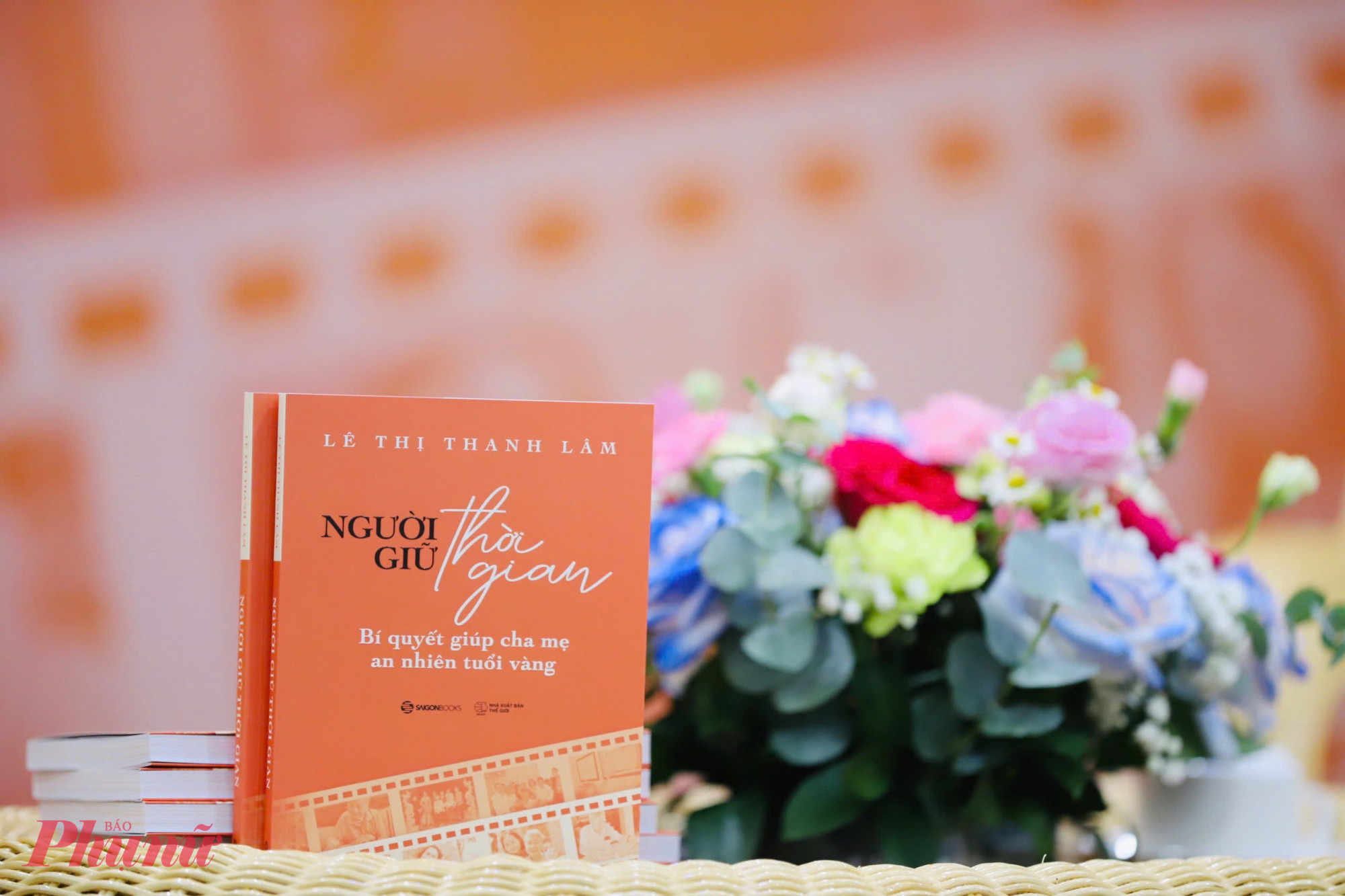 Cuốn sách “Người giữ thời gian” đã chạm tới bạn đọc, lan toả giá trị yêu thương Cuốn sách Người giữ thời gian