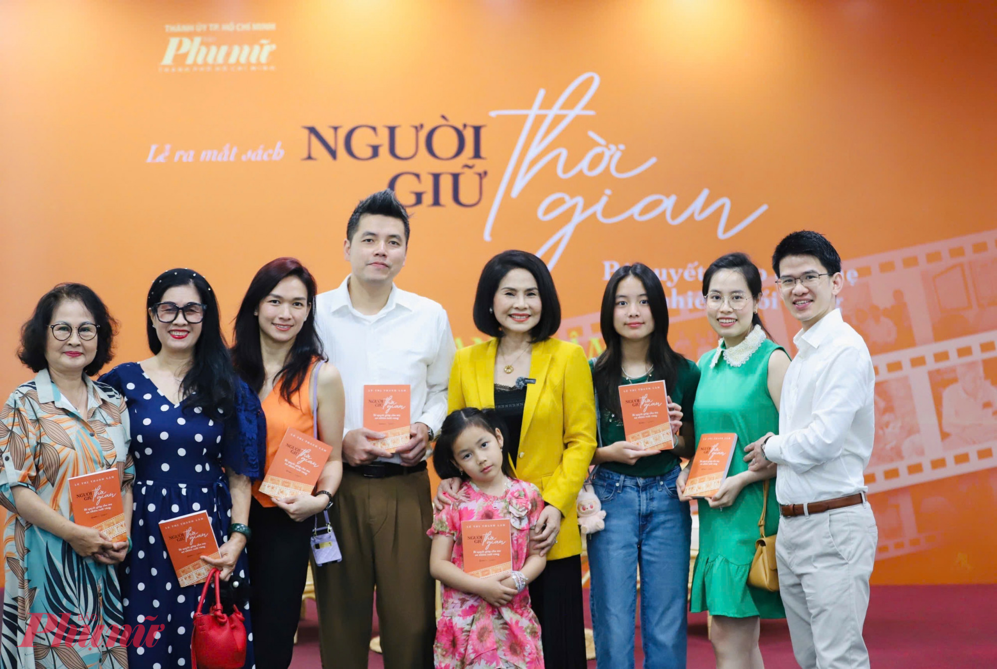 Cuốn sách “Người giữ thời gian” đã chạm tới bạn đọc, lan toả giá trị yêu thương Tác giả Lê Thị Thanh Lâm chụp ảnh cùng những người thân, con cháu trong gia đình