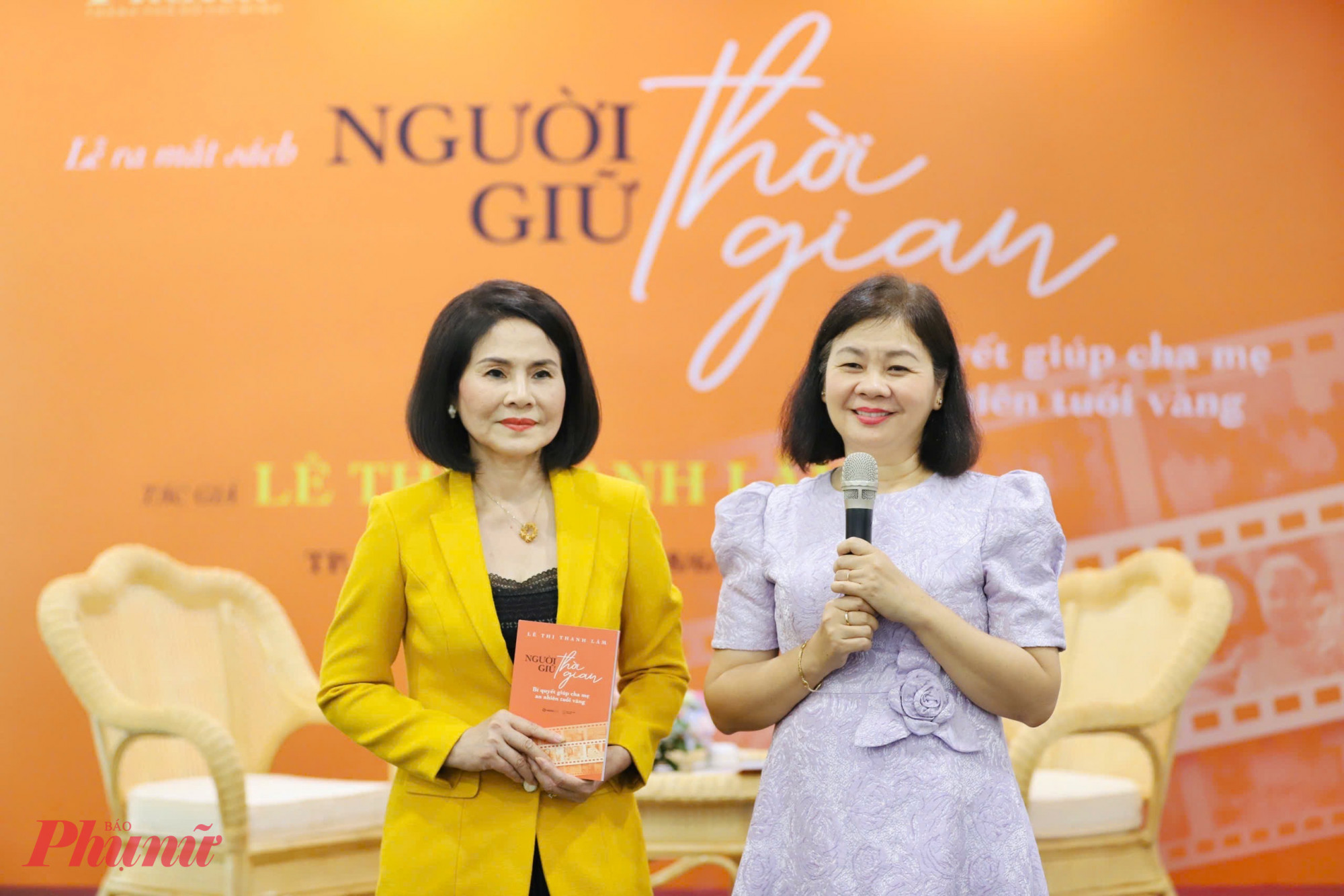 Cuốn sách “Người giữ thời gian” đã chạm tới bạn đọc, lan toả giá trị yêu thương Bà Lý Việt Trung chia sẻ tại sự kiện