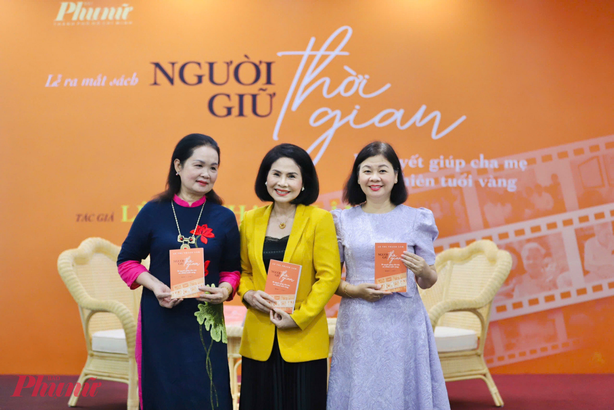 Cuốn sách “Người giữ thời gian” đã chạm tới bạn đọc, lan toả giá trị yêu thương Bà Lý Việt Trung - Tổng Biên tập Báo Phụ nữ TPHCM và bà Trịnh Thị Bích Ngân