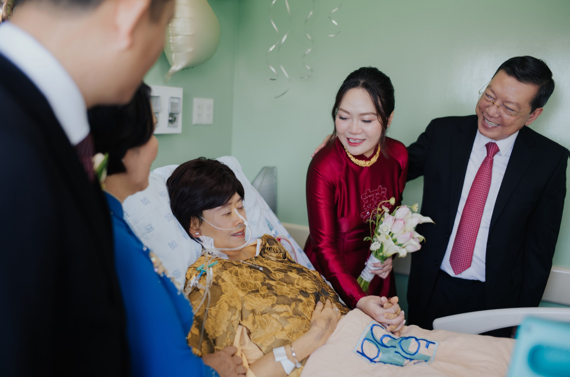 Người mẹ của cô dâu N.T.L mỉm cười hạnh phúc khi chứng kiến khoảnh khắc con gái xuất giá - Ảnh: BV ĐHYD TPHCM