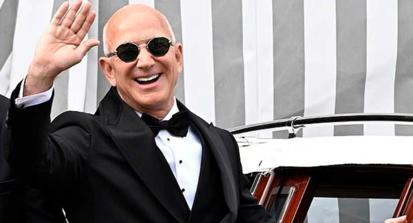 Jeff Bezos (61 tuổi) là ông trùm truyền thông và nhà đầu tư người Mỹ. Trong 27 năm nắm quyền lãnh đạo, tỷ phú đưa Amazon đã trở thành đế chế bán lẻ lớn nhất thế giới.  Tỷ phú Jeff Bezos là người giàu thứ 3 trên thế giới, theo Forbes. Ông từng trải qua cuộc hôn nhân dài 25 năm và có 4 con chung với vợ cũ. 